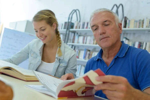 Estudiantes Leen Libros Biblioteca —  Fotos de Stock