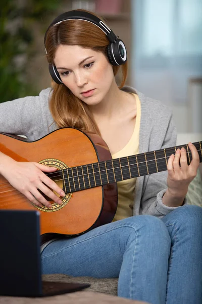 Gitarda Plak Çalan Kadın Dizüstü Bilgisayarla Destekleniyor — Stok fotoğraf