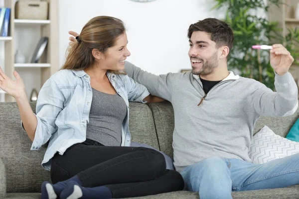Glückliches Paar Beobachtet Ergebnisse Von Schwangerschaftstests — Stockfoto