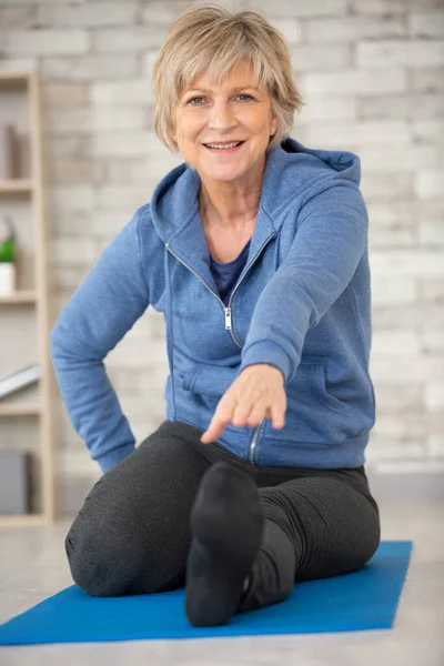 Femme Âgée Faisant Exercice Domicile — Photo