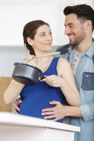 Retrato Jovem Casal Sorridente Degustação Alimentos — Fotografia de Stock