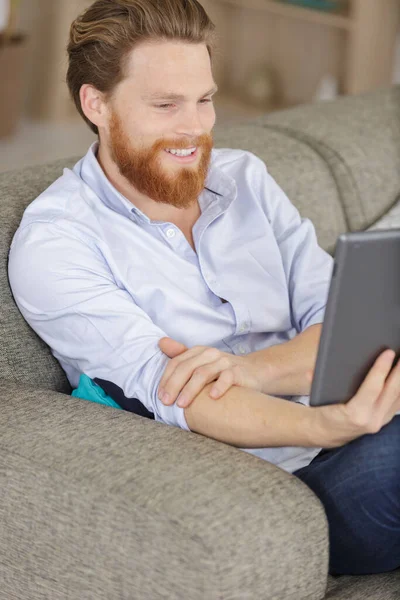 Bel Homme Utilisant Une Tablette Numérique Souriant — Photo