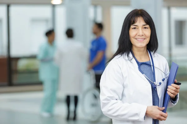 Medico Donna Piedi Nel Corridoio Dell Ospedale — Foto Stock