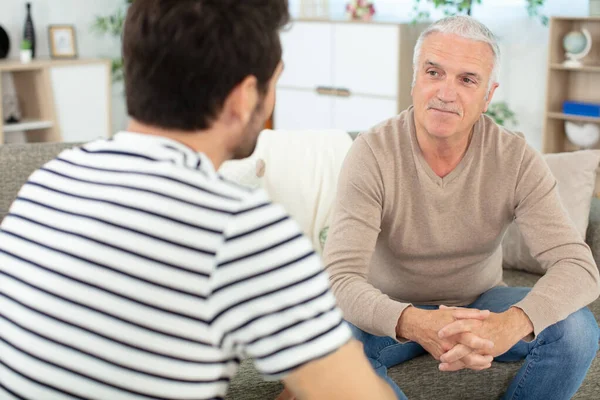 Viejo Padre Hablando Con Hijo Teniendo Agradable Conversación —  Fotos de Stock