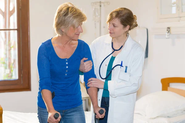 Enfermera Ayudar Mujer Mayor Levantarse Cama —  Fotos de Stock