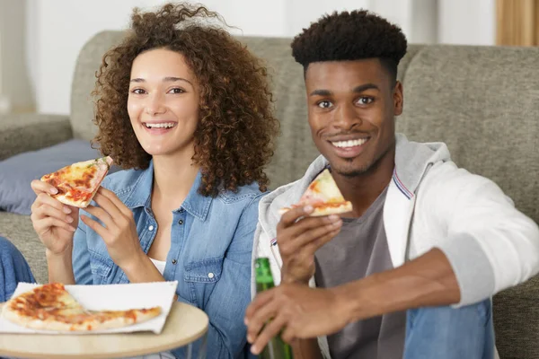 Glückliches Paar Beim Pizza Essen Und Spaß Haben — Stockfoto