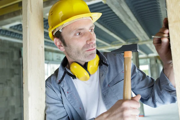 Man Byggare Med Hammare Med Spikar — Stockfoto