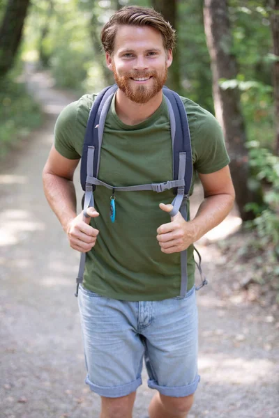 Joven Guapo Llevando Mochila Con Sonrisa — Foto de Stock