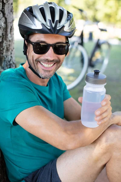 Glad Leende Cyklist Man Dricksvatten Medan Vila — Stockfoto