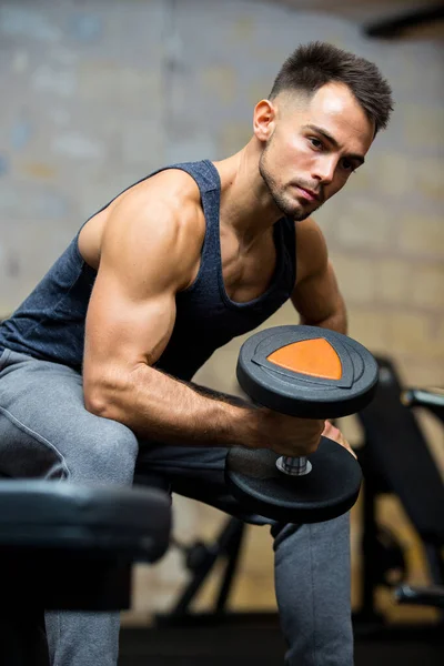 Hombre Fitness Con Mancuerna Gimnasio —  Fotos de Stock