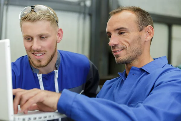 Due Meccanici Lavorano Con Dettagli Della Vettura — Foto Stock