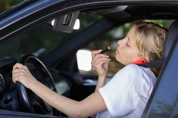 Beautiful Woman Fixing Her Makeup While Waiting Car — Stock Photo, Image