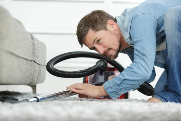 Hombre Que Aspira Suelo Bajo Sofá — Foto de Stock