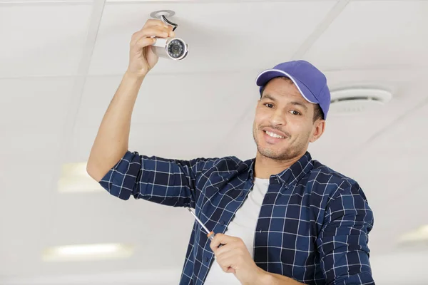 Técnico Profissional Cctv Trabalhando Câmera Teto — Fotografia de Stock