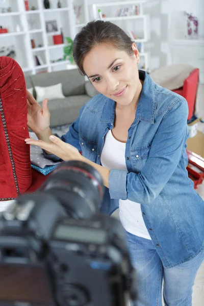 Jovem Blogueiro Gravação Vídeo Casa — Fotografia de Stock