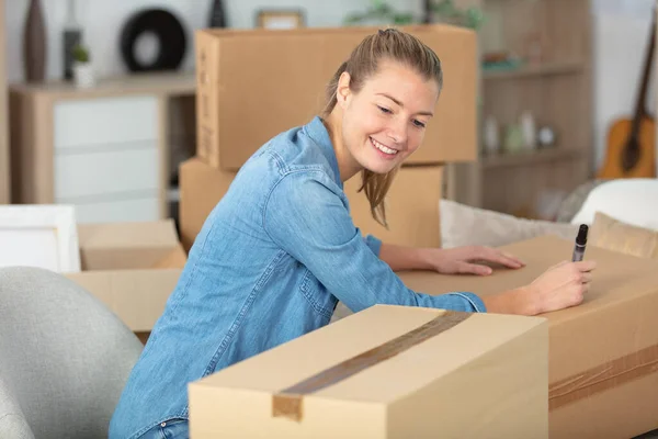 Vrouw Schrijven Dozen Glimlachen Voor Bereiden Huis Verplaatsen — Stockfoto