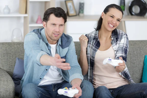 Una Pareja Jugando Videojuegos Apartamento — Foto de Stock