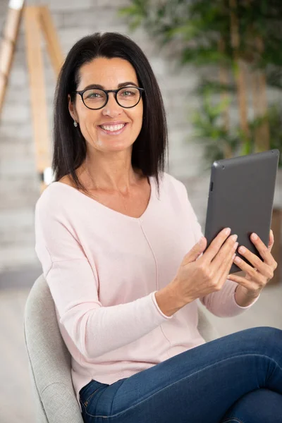 Mujer Adulta Medio Sentado Sofá Con Tableta — Foto de Stock