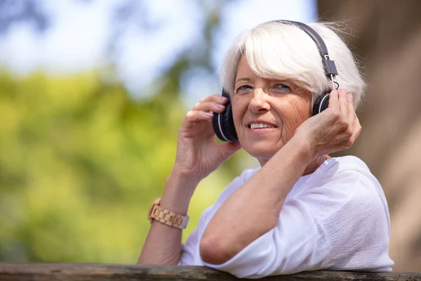 Retrato Uma Mulher Adulta Idosa Pensativa Ouvindo Música — Fotografia de Stock