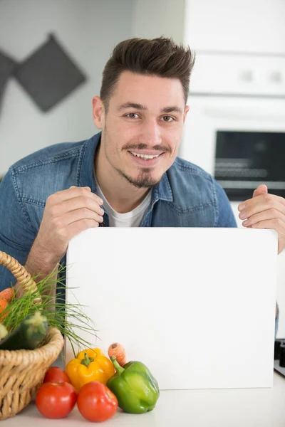 Homem Com Cesto Legumes Segurando Sinal Branco — Fotografia de Stock