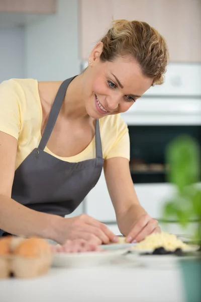 Femme Pétrissant Pâte Sur Une Table Bois Avec Farine — Photo