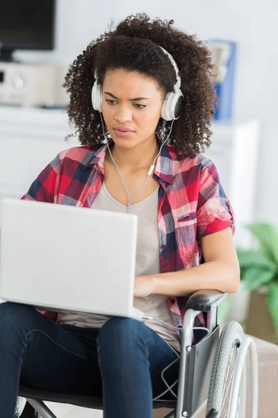 Mulher Com Deficiência Com Laptop Cadeira Rodas — Fotografia de Stock