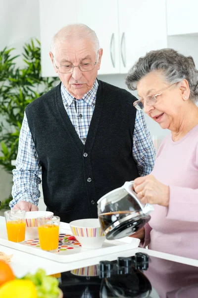 Donna Anziana Versando Caffè Stessa Marito Prima Colazione — Foto Stock