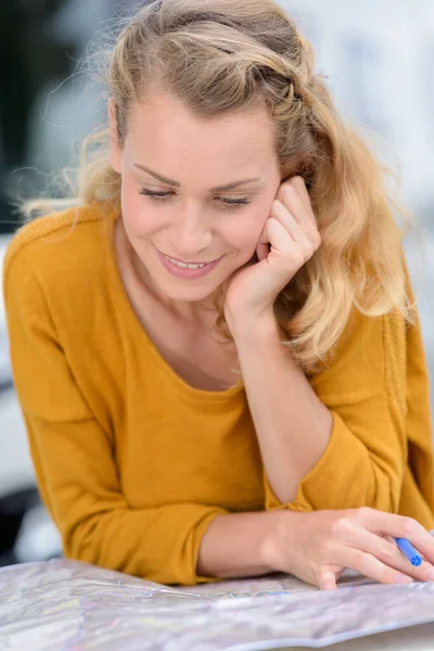 Frau Checkt Landkarte Auf Dem Land — Stockfoto