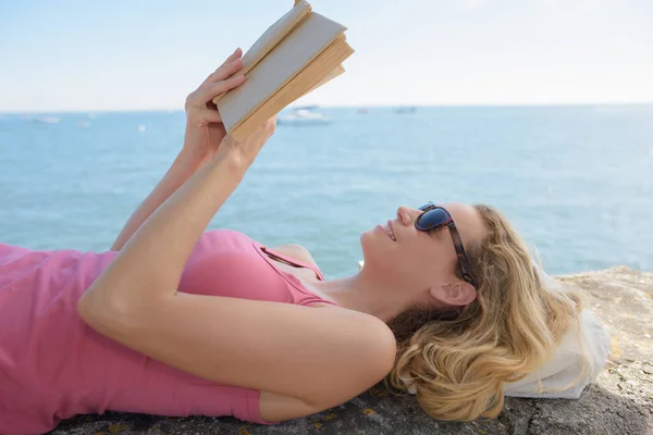 Frau Liest Ein Buch Mit Meereshintergrund — Stockfoto