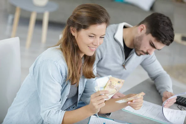 Jong Paar Blij Met Geld Thuis Betalen Factuur — Stockfoto