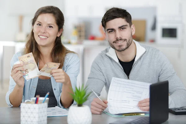 Pareja Joven Calculando Impuestos Casa —  Fotos de Stock