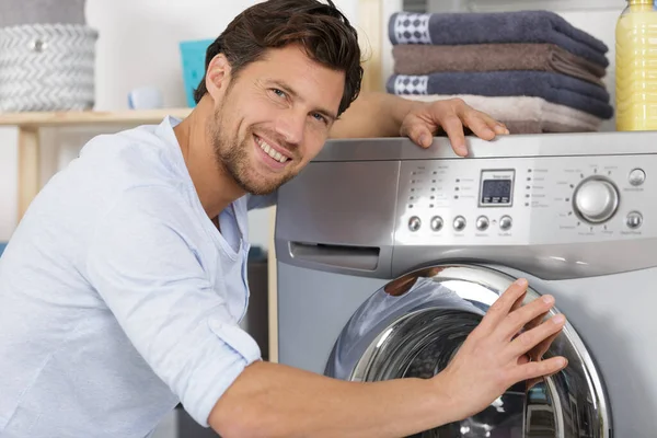 Joven Haciendo Colada — Foto de Stock