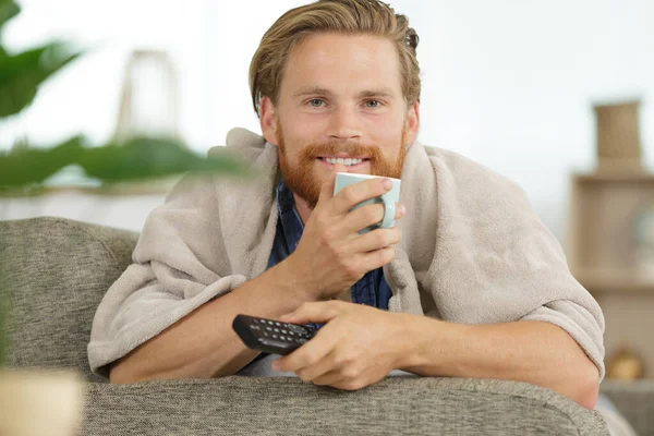 Elinde Çay Tutarken Televizyon Izleyen Mutlu Bir Adam — Stok fotoğraf