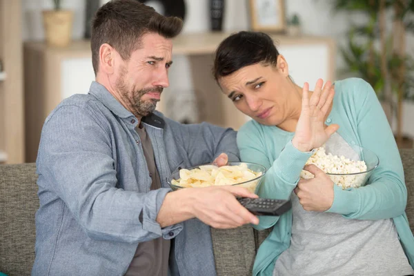 Espantado Jovem Casal Assistindo Filme Thriller Com Pipocas — Fotografia de Stock