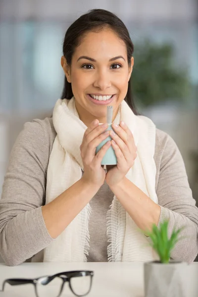 Frau Cupping Ein Heißes Getränk Ihren Händen — Stockfoto