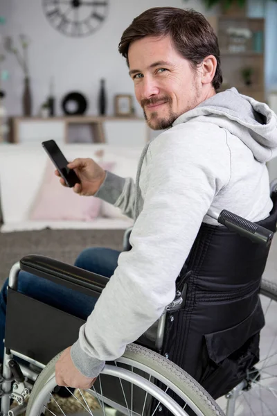 Ευτυχισμένος Άνθρωπος Αναπηρική Καρέκλα Χρησιμοποιώντας Smartphone Στο Σπίτι — Φωτογραφία Αρχείου