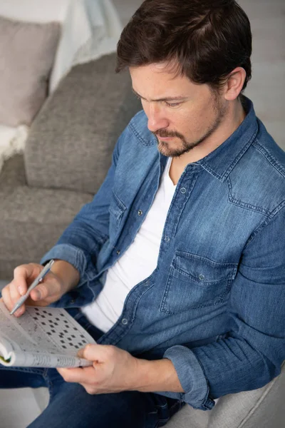 Junger Mann Arbeitet Mit Desktop Computer — Stockfoto