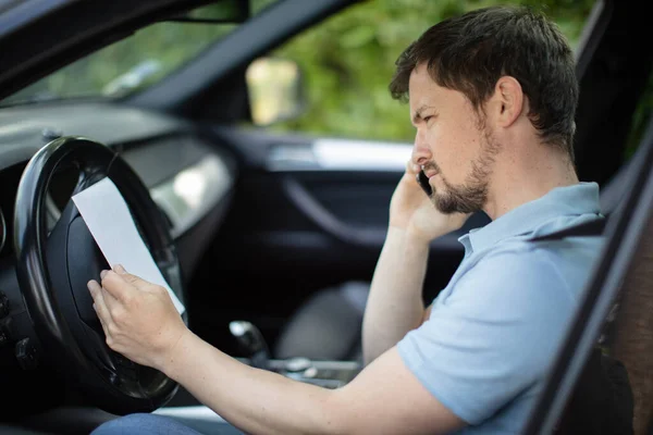 Chauffeur Sur Téléphone Remplissant Formulaire Papier — Photo