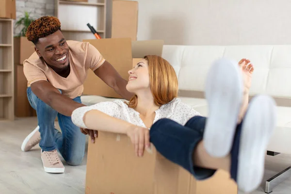 Jovem Casal Ter Divertido Equitação Caixas Papelão — Fotografia de Stock