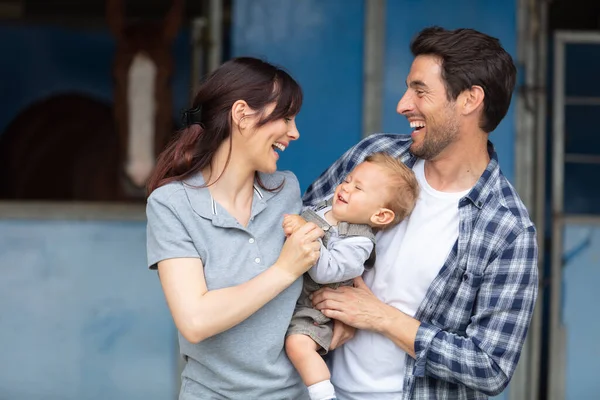 Heureux Jeune Famille Aller Pour Une Promenade Dans Forêt — Photo