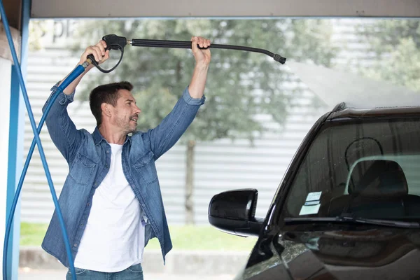 Schuss Eines Mannes Der Sein Auto Unter Hohem Druck Wäscht — Stockfoto