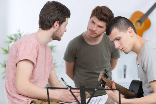 Trois Jeunes Guitaristes Discussion — Photo
