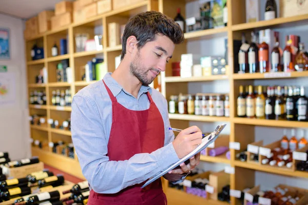 Zelfverzekerde Mannelijke Wijnmaker Neemt Notities Klembord — Stockfoto