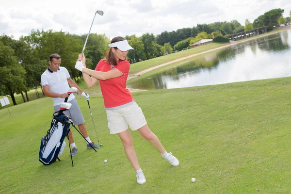 Dos Jóvenes Golfistas Pie Campo Golf —  Fotos de Stock