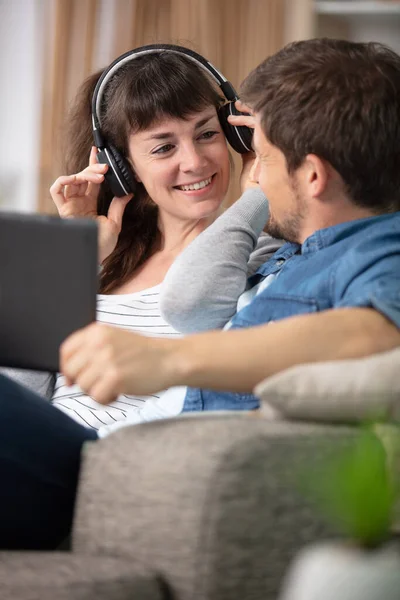 Young Couple Using Tablet Home — Stock Photo, Image