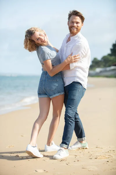 Junges Paar Hat Spaß Einer Sandküste — Stockfoto