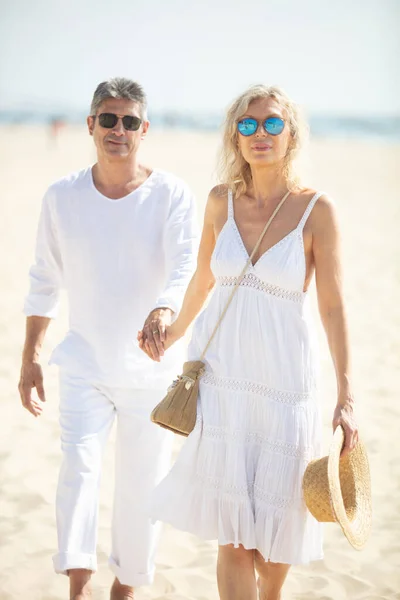 Agradável Casal Desfrutando Férias Praia — Fotografia de Stock