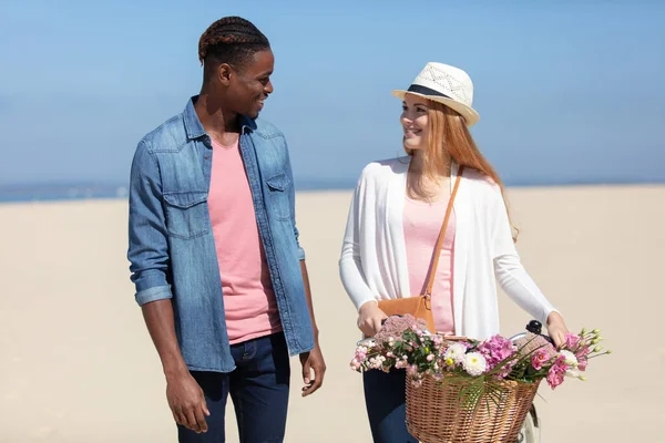 戴着草帽的快乐女人男人在海滩上聊天 — 图库照片