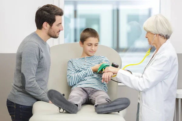 Pediatra Com Menino Verificando Pressão Arterial — Fotografia de Stock