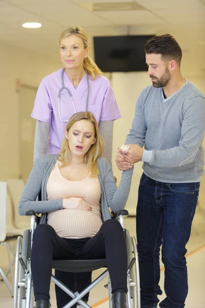 Zwanger Vrouw Pijn Zittend Een Rolstoel — Stockfoto